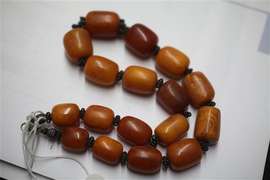 A single strand graduated amber bead necklace, 16in.